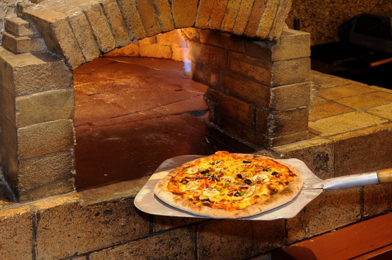 Belair Unique Mexico City Wtc, Trademark By Wyndham Екстериор снимка Pizza being removed from a wood-fired oven